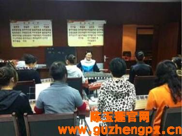 杭州市社区 学习民乐培修养 古筝奏响和谐曲